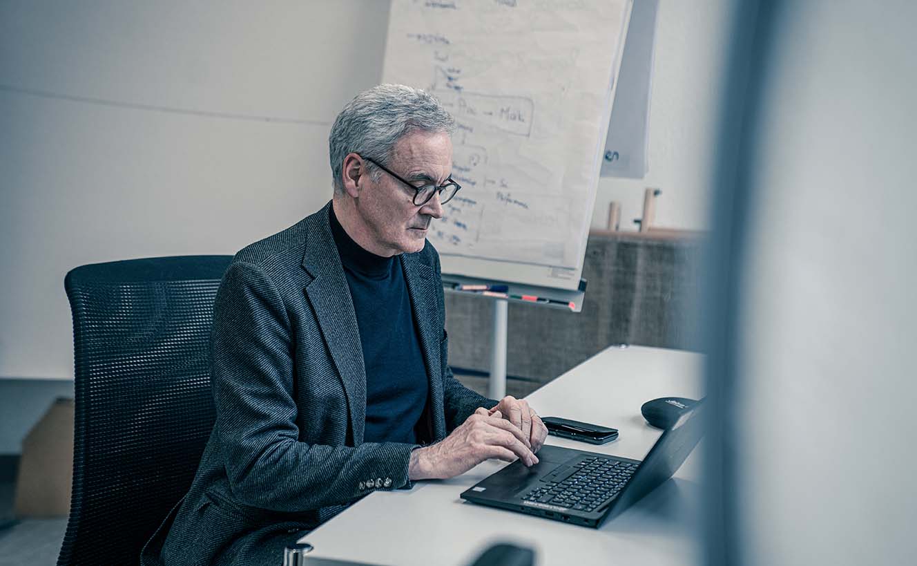 Armin Eberle am Laptop sitzend