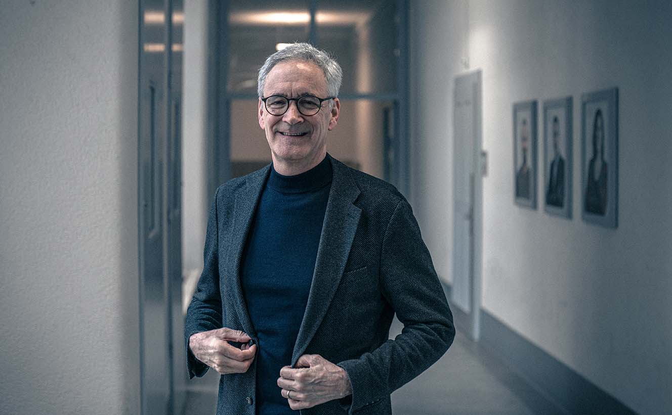 Armin Eberle im Flur stehend