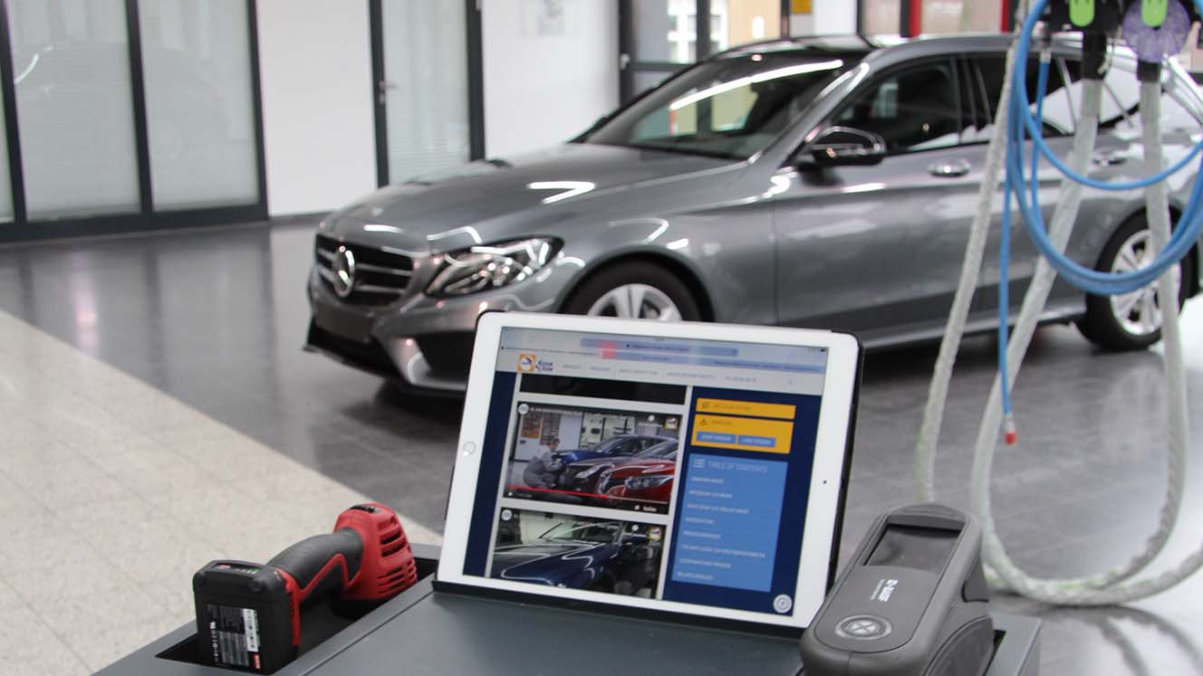 Équipement et voiture dans un atelier