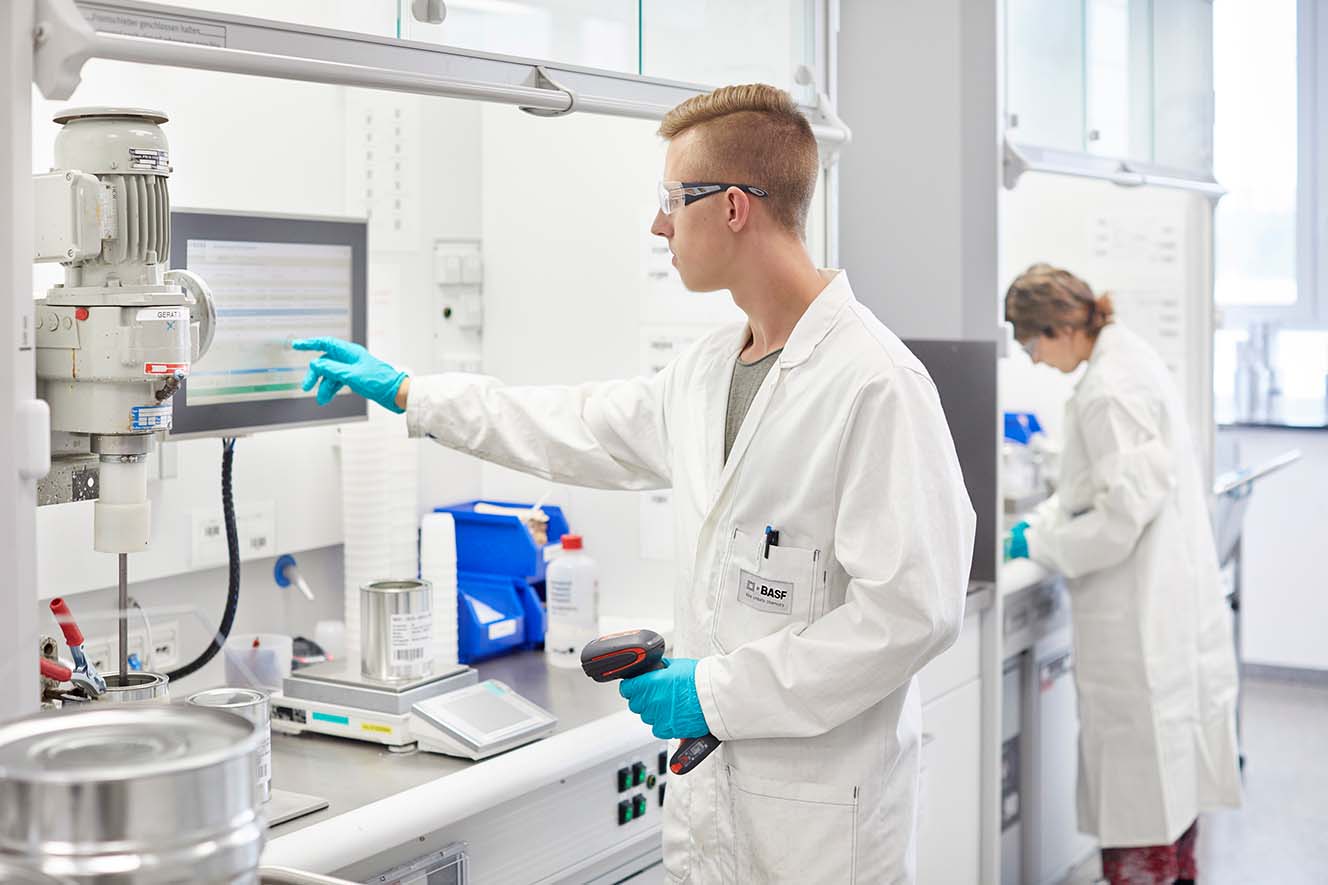 Un technicien de laboratoire BASF utilise un écran tactile