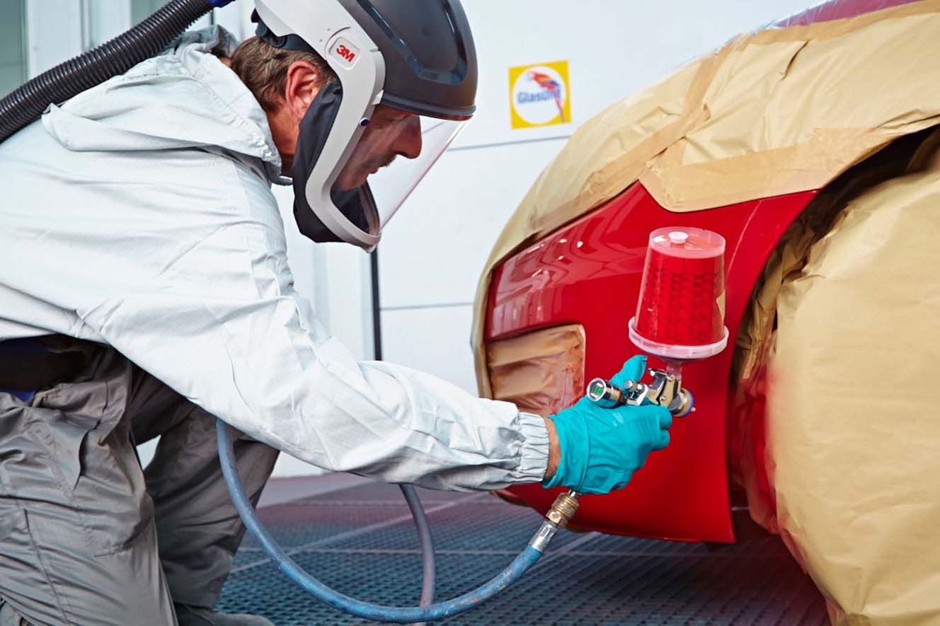 Une voiture est peinte en rouge