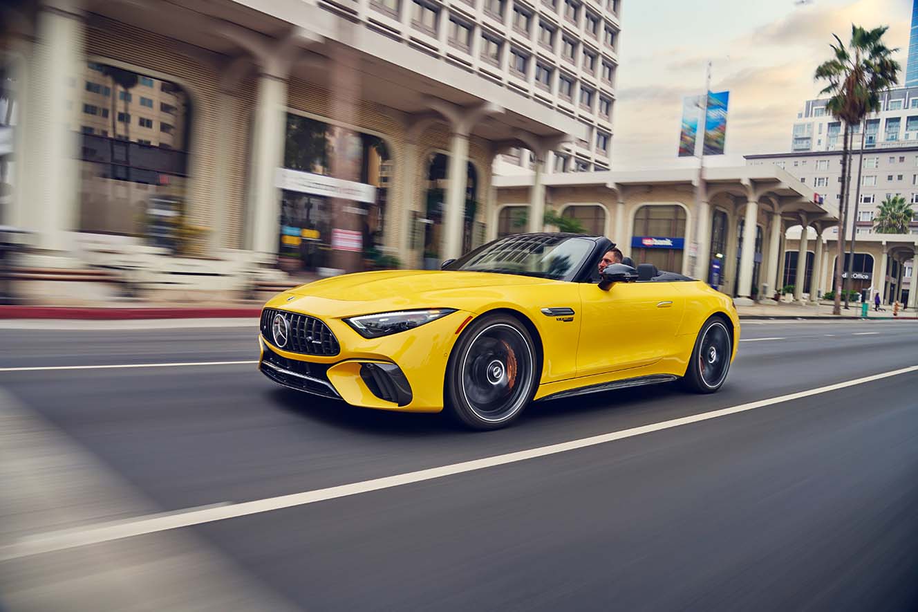 Mercedes-AMG SL roule en ville