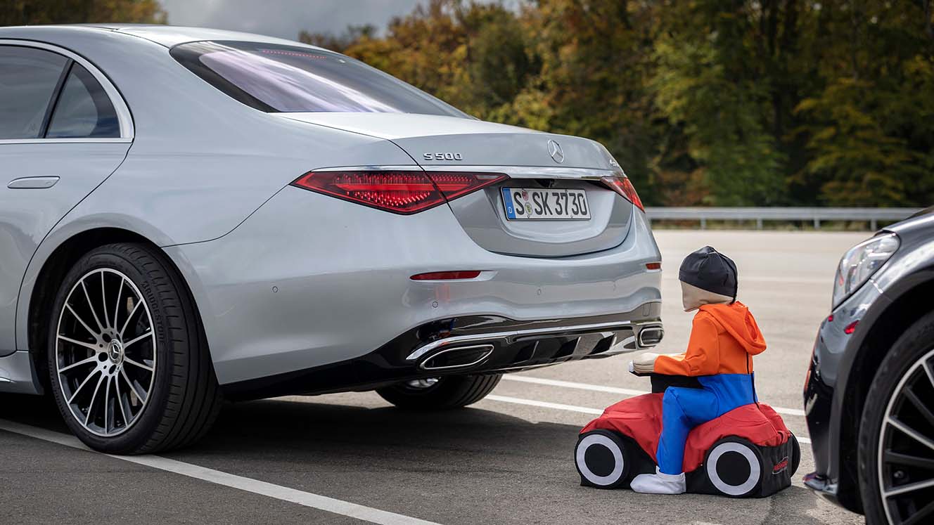 Assistant de recul testé avec un bobby car factice derrière la voiture